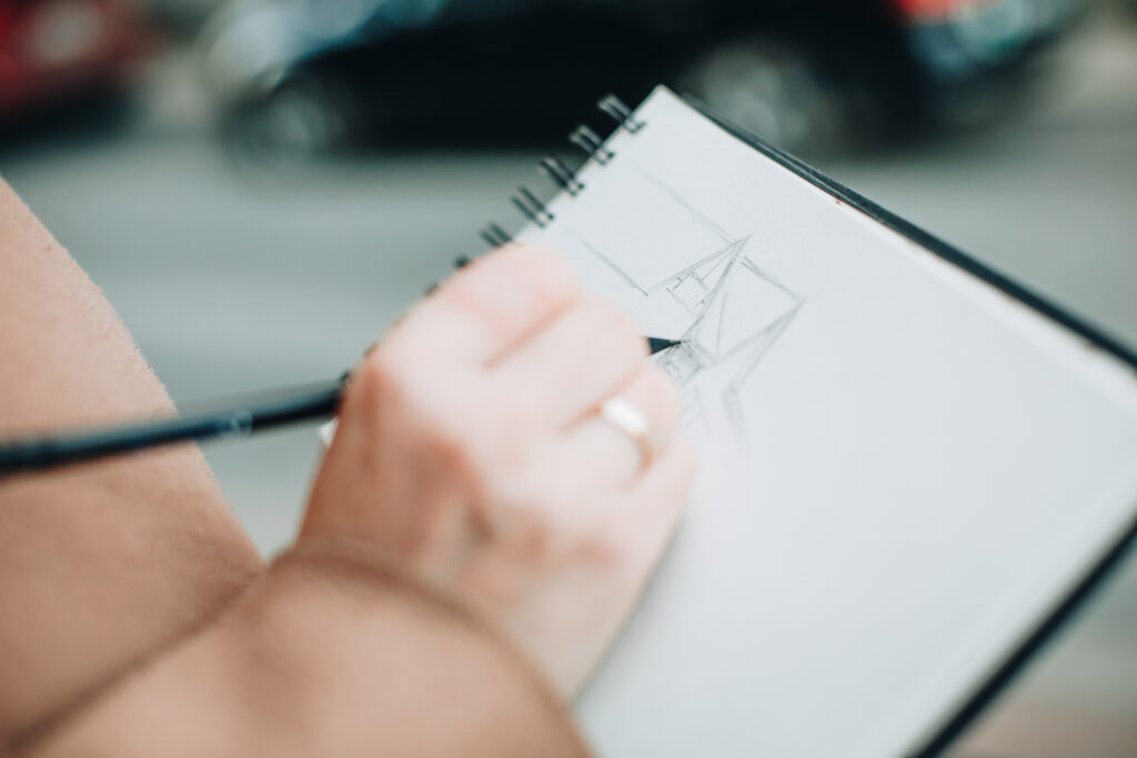 Kunstnik Maria Müür joonistamas